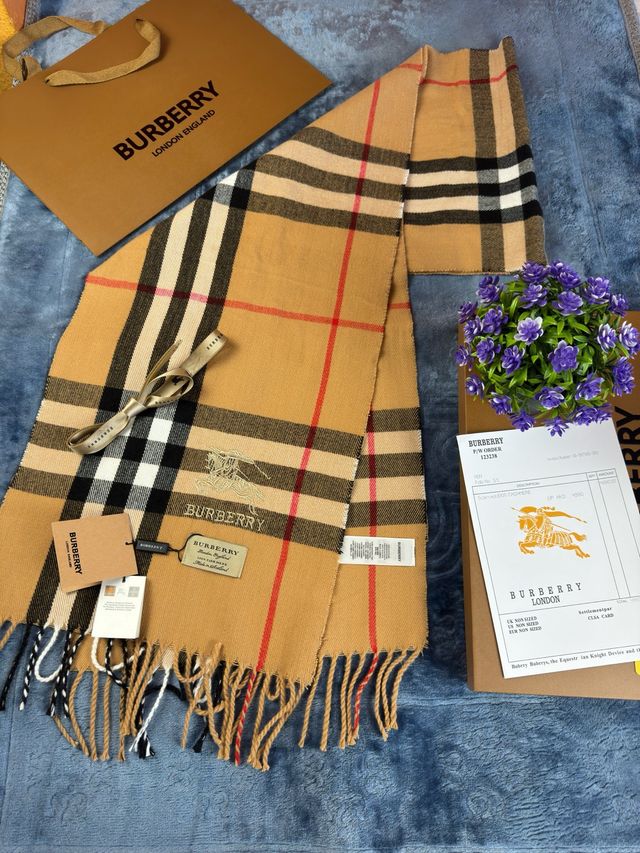 Bufanda Burberry Clásica Check Beige y Roja