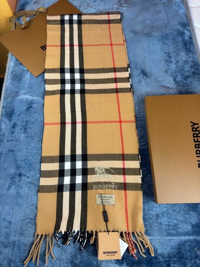 Bufanda Burberry Clásica Check Beige y Roja