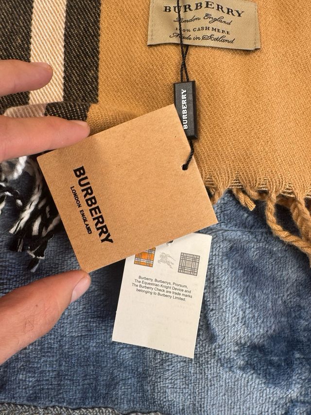 Bufanda Burberry Clásica Check Beige y Roja