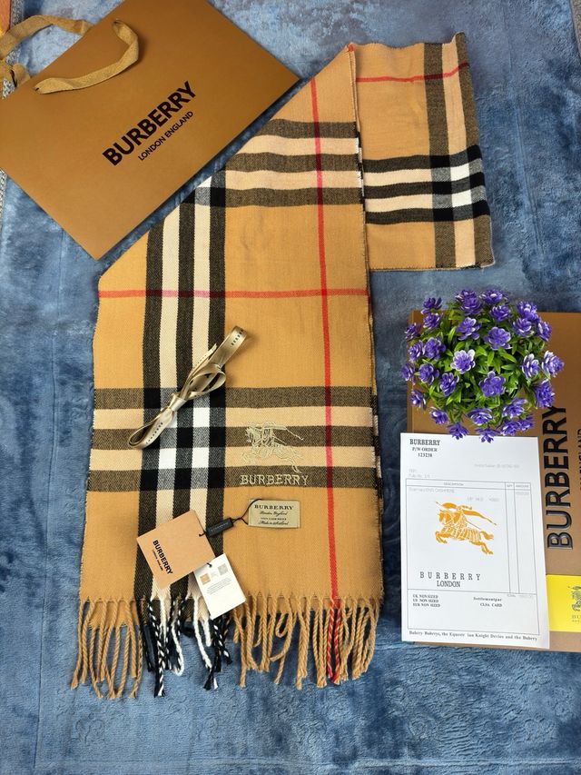 Bufanda Burberry Clásica Check Beige y Roja