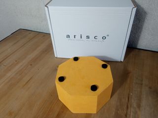 Pezzo ottagonale in cemento color giallo