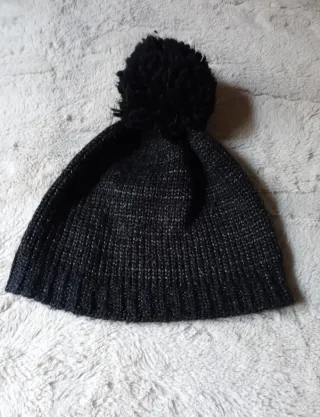 Gorro negro con pompón plateado