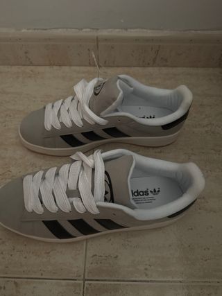 Zapatillas Adidas Grises y Blancas nuevas