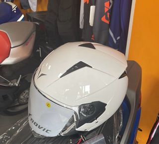 Casco de moto blanco