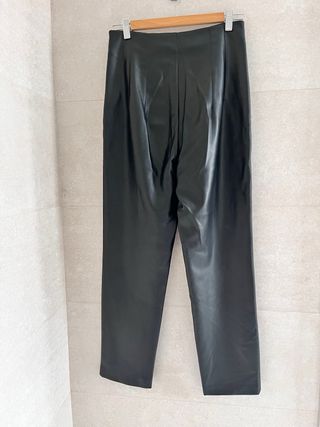 Pantalón cuero negro
