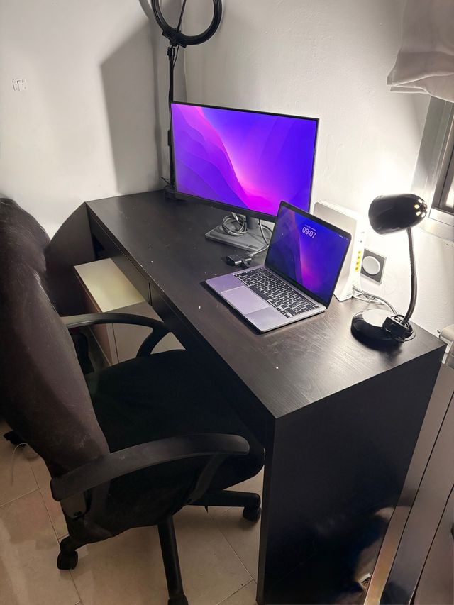 Mesa de escritorio negra