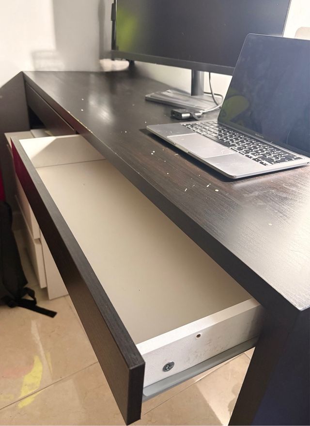 Mesa de escritorio negra