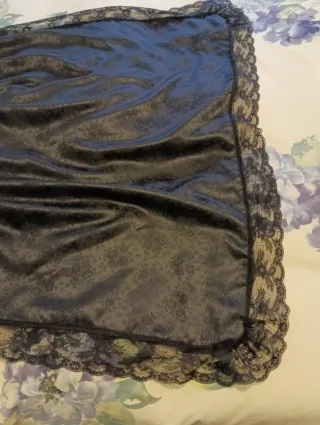 Mandil negro adamascado