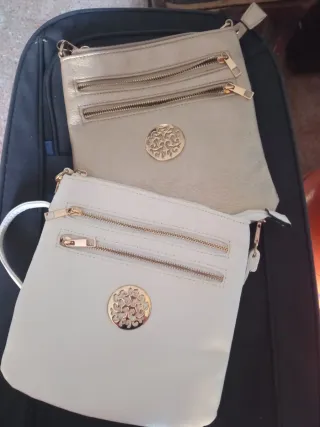 Bolsos dorados y blancos