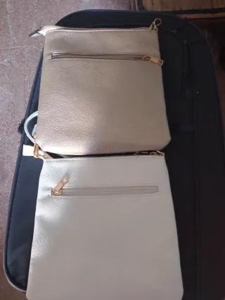 Bolsos dorados y blancos