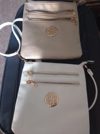 Bolsos dorados y blancos