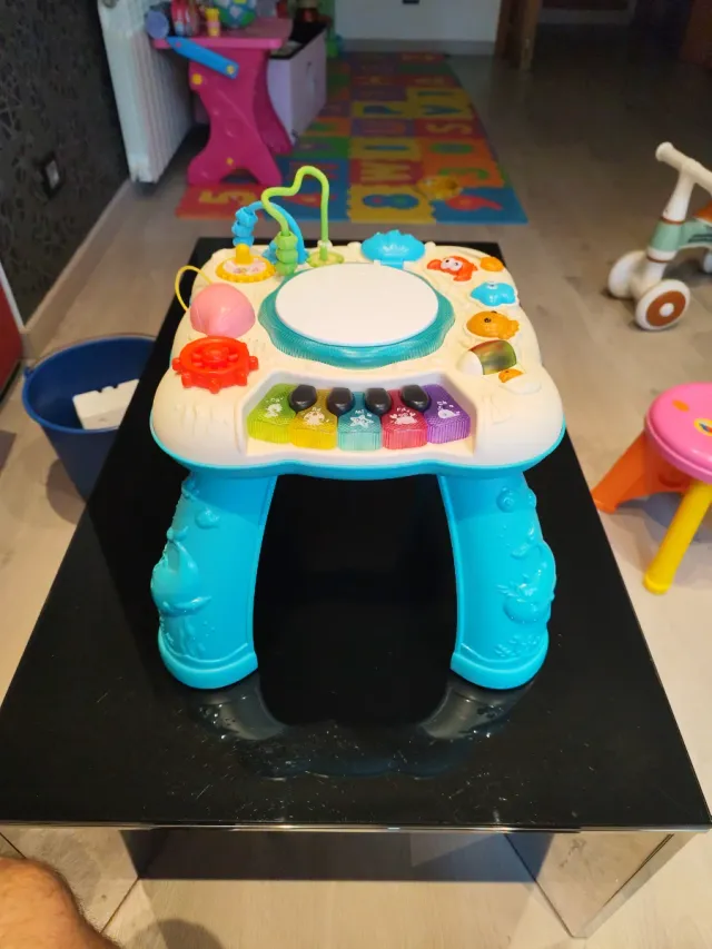 Mesa de actividades musicales para bebé