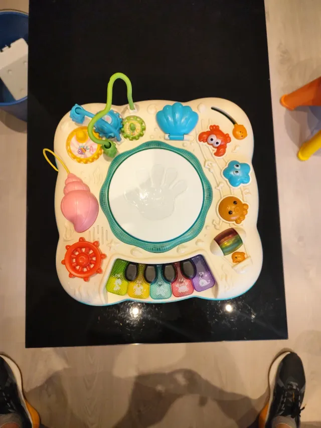 Mesa de actividades musicales para bebé