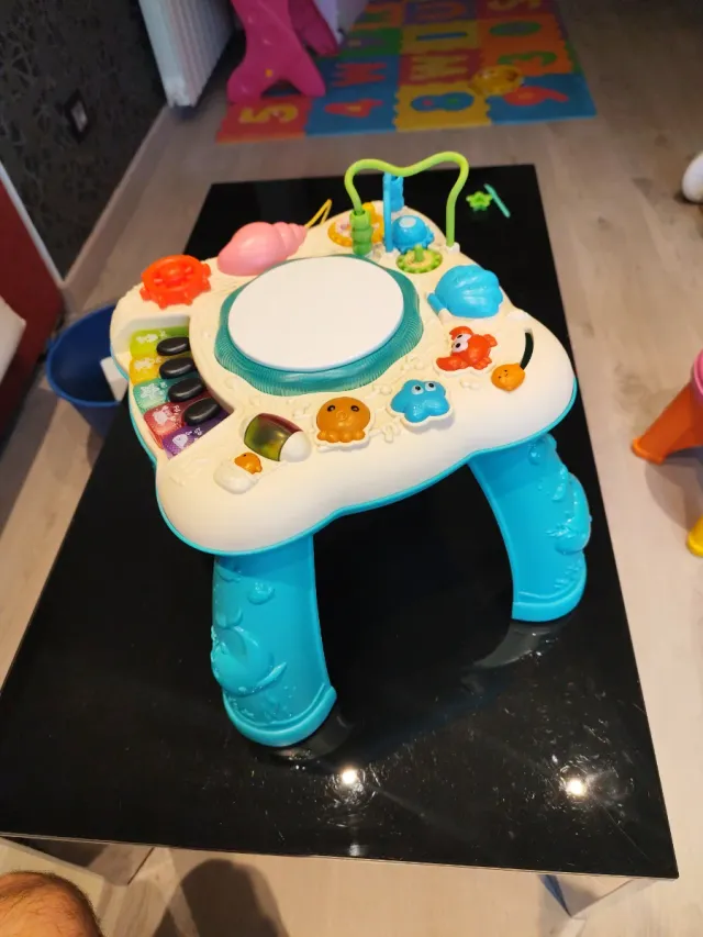 Mesa de actividades musicales para bebé