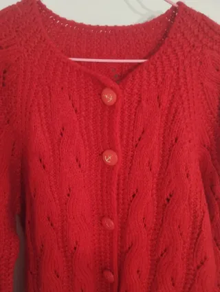 Chaqueta cárdigan roja tejida a mano