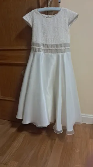 Vestido de ceremonia beige y blanco