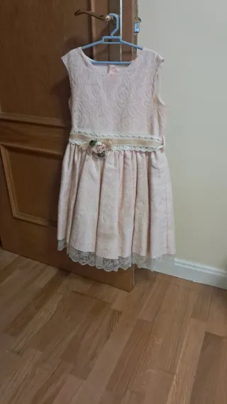 Vestido de ceremonia beige y blanco