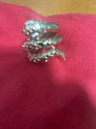 Anillo plateado con diseño de serpiente no envio