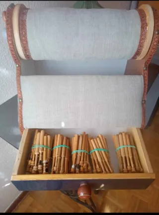 Bolillero de madera con bobinas