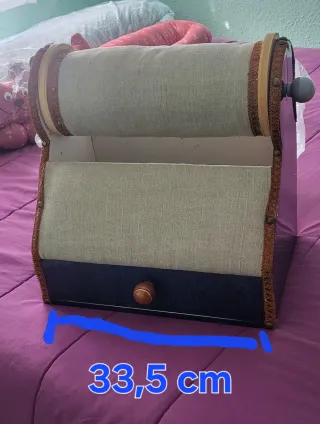 Bolillero de madera con bobinas