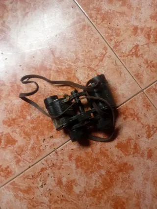 Prismáticos negros con correa