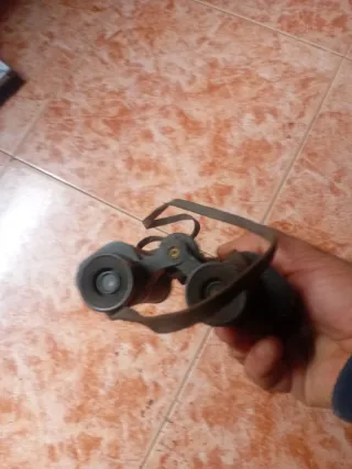 Prismáticos negros con correa