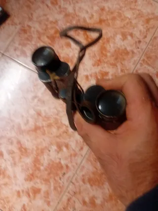 Prismáticos negros con correa