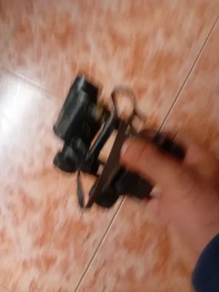 Prismáticos negros con correa