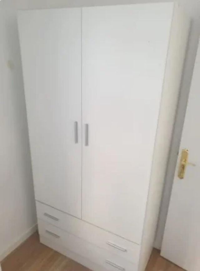 Armadio bianco in legno