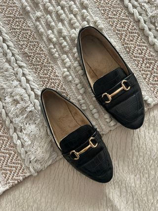 Mocasines negros mujer con hebilla dorada