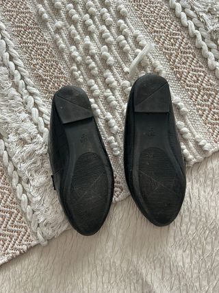 Mocasines negros mujer con hebilla dorada