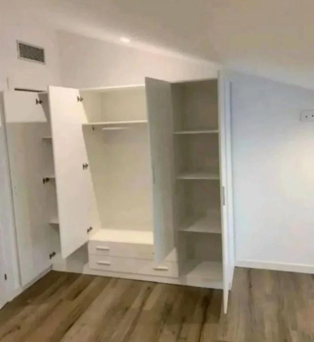 Armadio bianco in legno