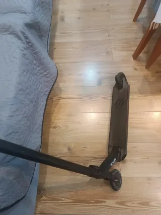 Patinete Scooter Negro y Rojo bestial wolf