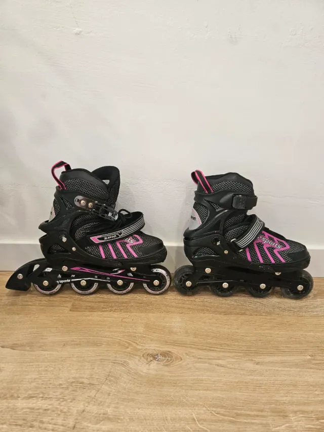 Patines en línea extensibles negros y rosa y luces