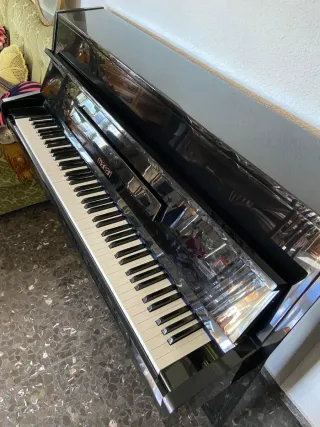 Piano Vertical Negro Brillante  Marca: MAEARI