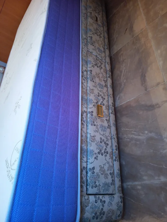 Canapé con cajonera y colchón