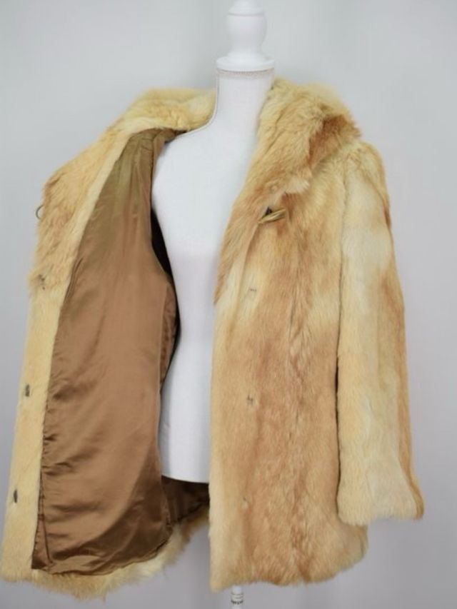 Abrigo de pelo beige y marrón