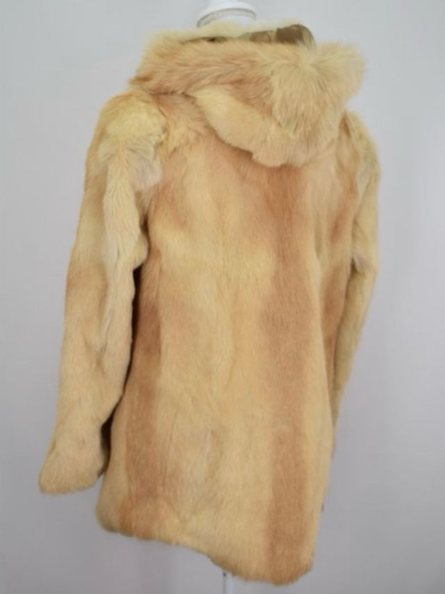 Abrigo de pelo beige y marrón