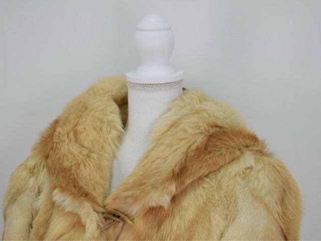 Abrigo de pelo beige y marrón