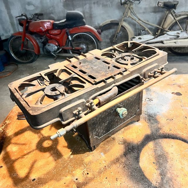 Cocina de gas antigua, de hierro, funciona a gas