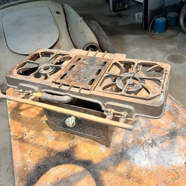 Cocina de gas antigua, de hierro, funciona a gas