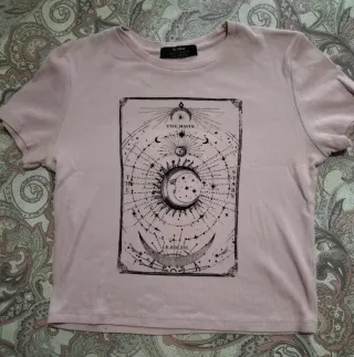 Camiseta Bershka rosa con estampado de tarot