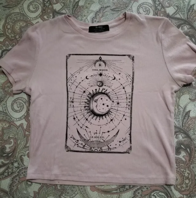 Camiseta Bershka rosa con estampado de tarot