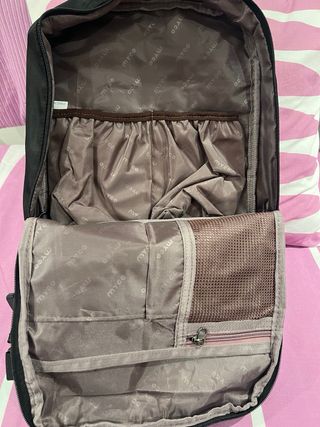 Mochila negra con múltiples compartimentos