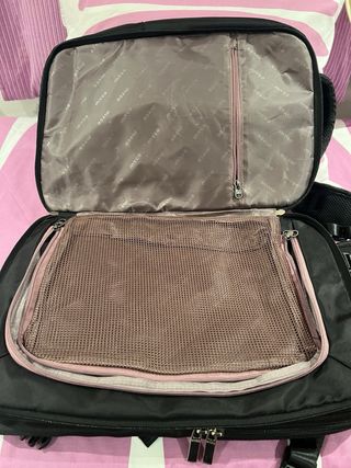 Mochila negra con múltiples compartimentos