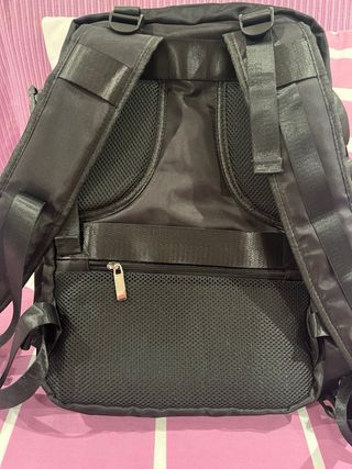 Mochila negra con múltiples compartimentos