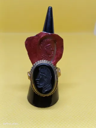Anillo Intaglio Medieval Negro y Dorado