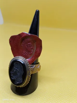 Anillo Intaglio Medieval Negro y Dorado