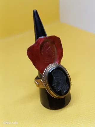 Anillo Intaglio Medieval Negro y Dorado