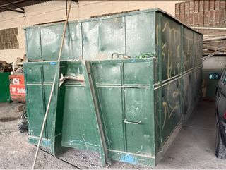 Contenedor metálico verde